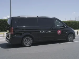 Ein schwarzer Mercedes-Van mit AKM-Clinic-Logo – privater VIP-Transfer für internationale Patienten, die zur Operation nach Istanbul anreisen.