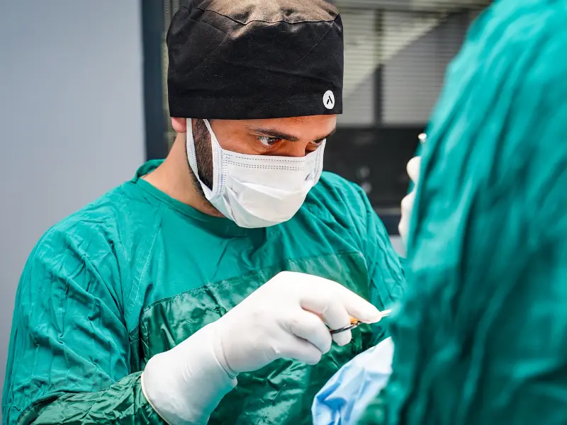 Akif Mehmetoğlu bei einer Operation in der AKM Clinic